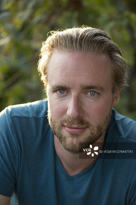 瑞士自然风光中年轻英俊男人的明亮逆光肖像图片素材