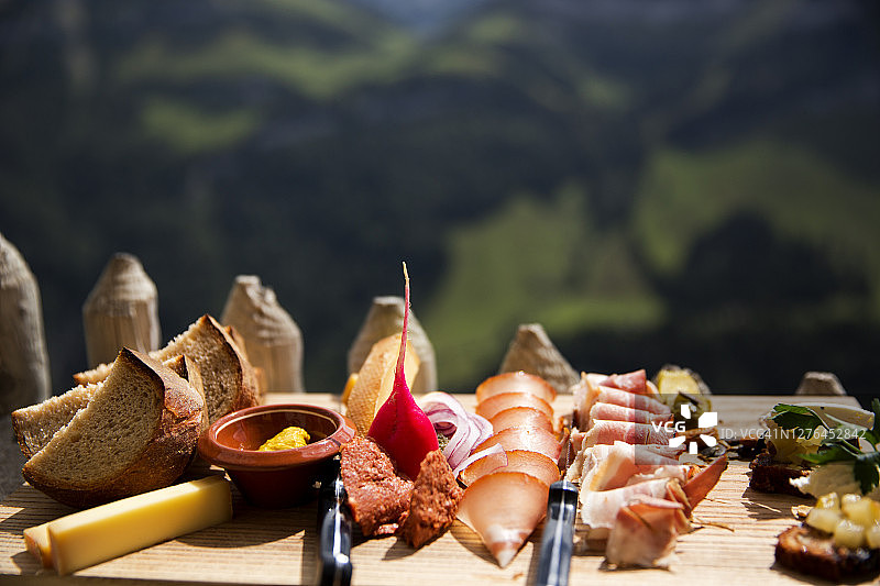 瑞士山中冷盘、奶酪和面包板图片素材