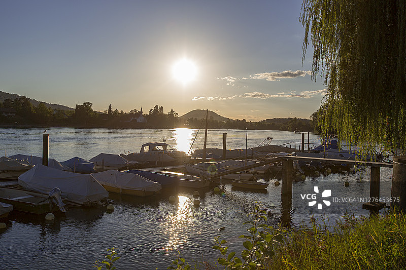 满是小船的港口上的浪漫日落图片素材