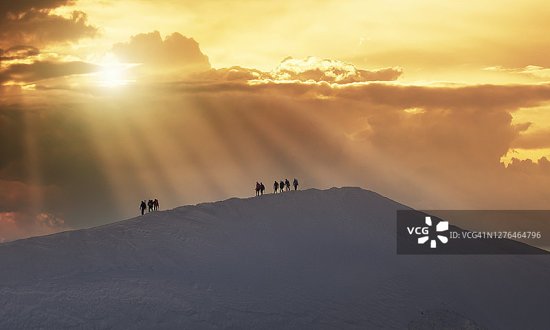 雪岭上的登山者图片素材