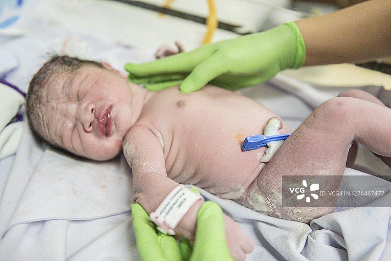 护士的手托着新生儿图片素材