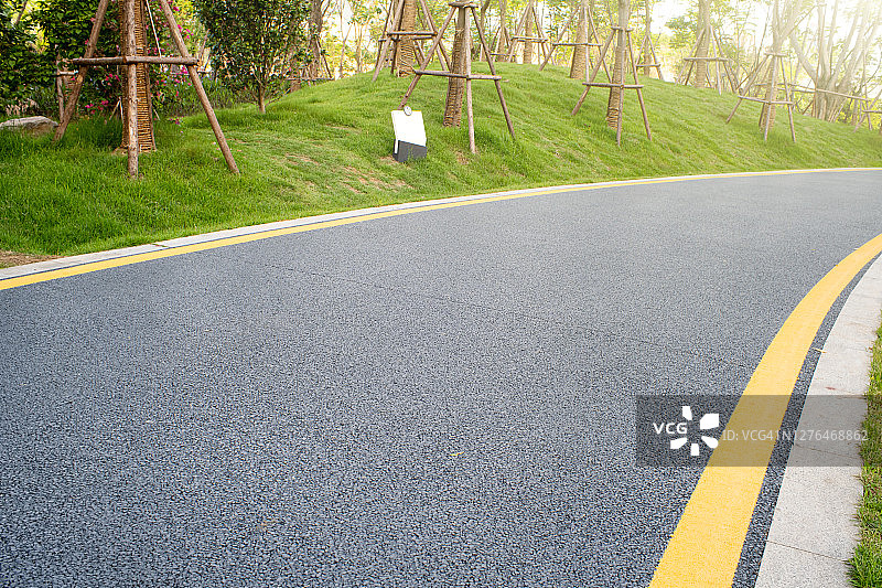 休闲花园中的沥青路图片素材