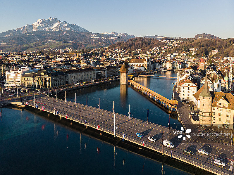 瑞士卢塞恩老城区与教堂桥的航拍景色图片素材