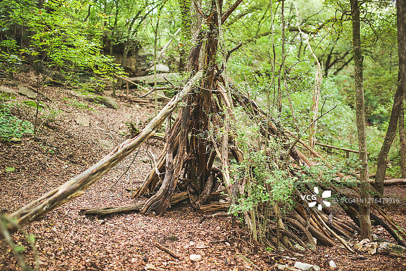 德克萨斯州奥斯汀梅菲尔德公园 - 沿着徒步小径用树枝搭成的圆锥形帐篷图片素材