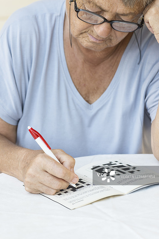 正在做填字游戏的年长女性图片素材