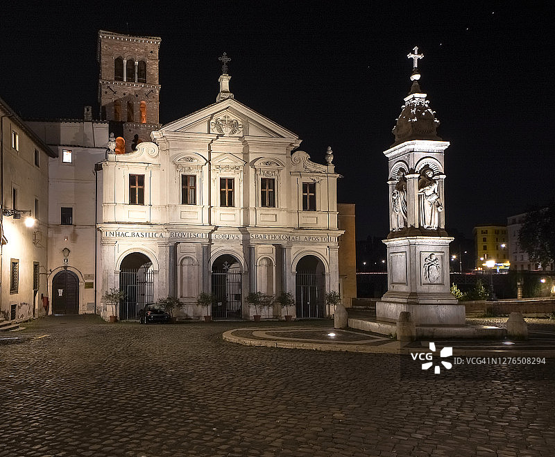 意大利罗马台伯河岛圣巴托洛梅奥圣殿夜景图片素材