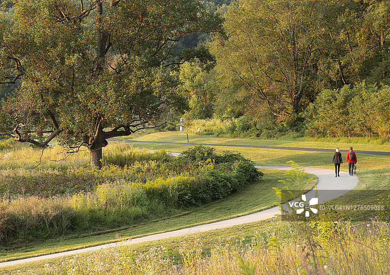情侣在福吉谷国家历史公园遛狗图片素材