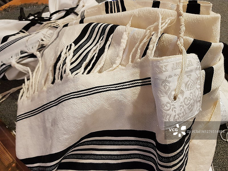 犹太祈祷披肩特写，根据正统德系犹太传统带有黑色条纹图片素材