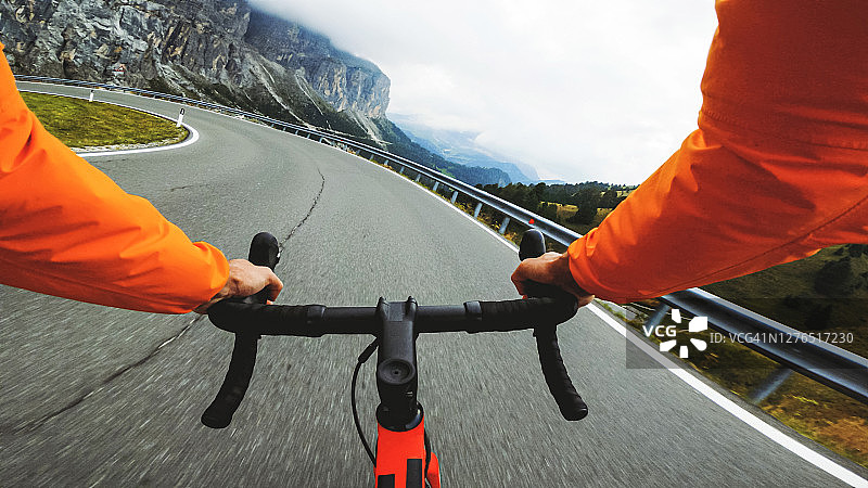 第一视角：多洛米蒂森林公路自行车骑行图片素材