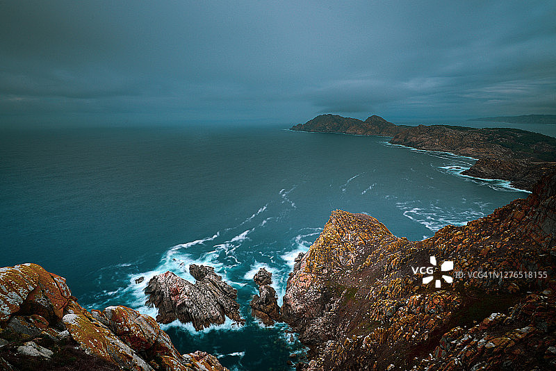 伊斯拉海岸景观鸟瞰：日落时分的岩石和泡沫水图片素材