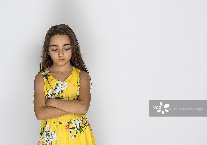 双手放在胸前，面露悲伤的女孩图片素材