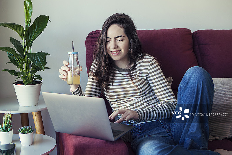 疫情期间在家学习和工作的年轻人图片素材