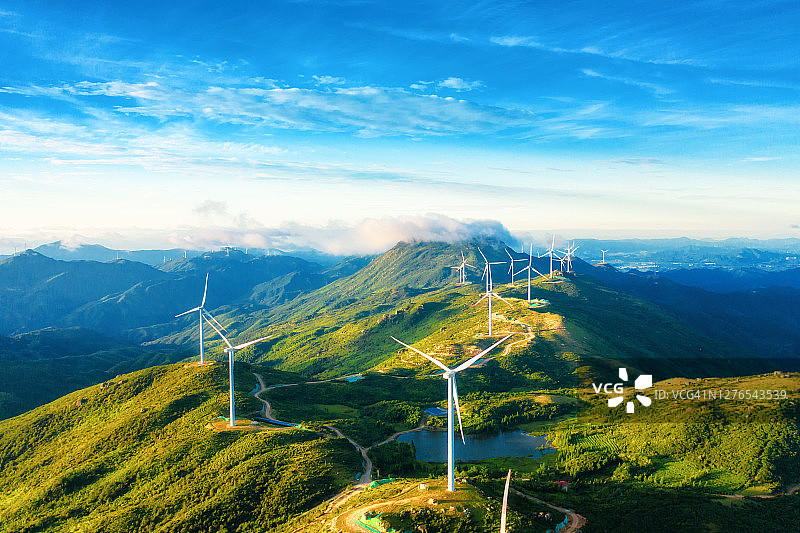山区的大片风力发电场图片素材