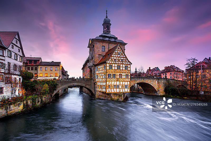 德国上弗兰肯区班贝格旧市政厅和雷格尼茨河日落图片素材
