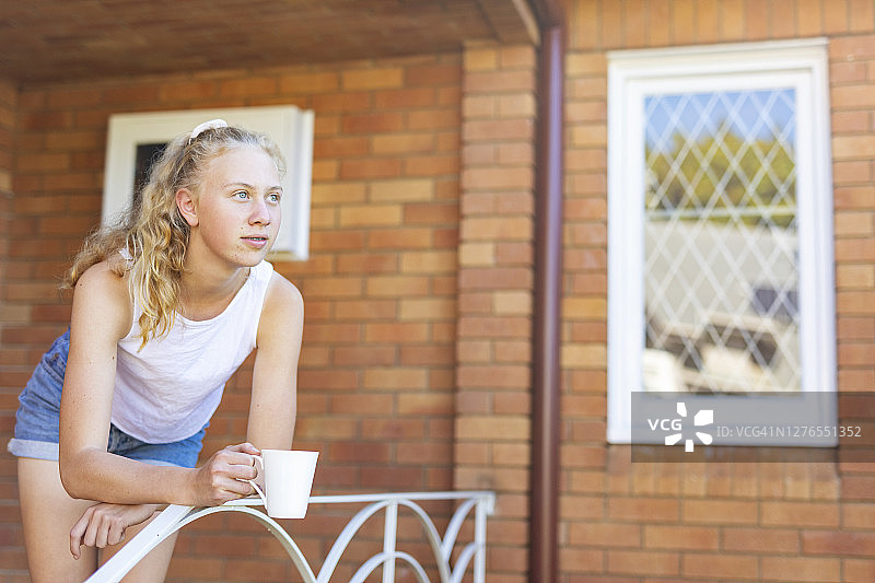 少女在家喝茶放松图片素材