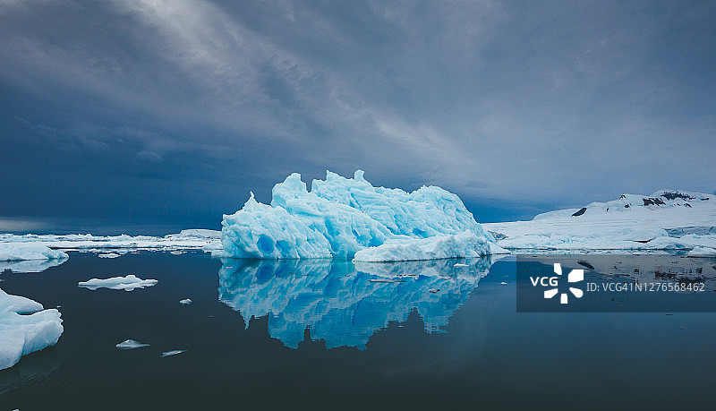 蓝色南极冰山图片素材