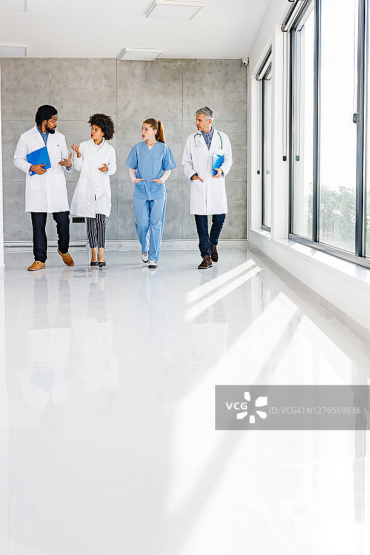 医院里一群正在交流的医生图片素材