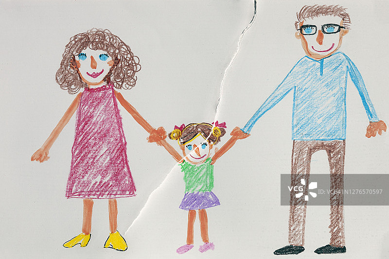 离异家庭儿童撕毁的画作图片素材