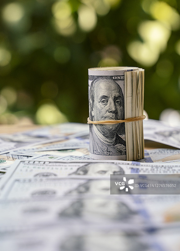 成堆的百元美钞图片素材