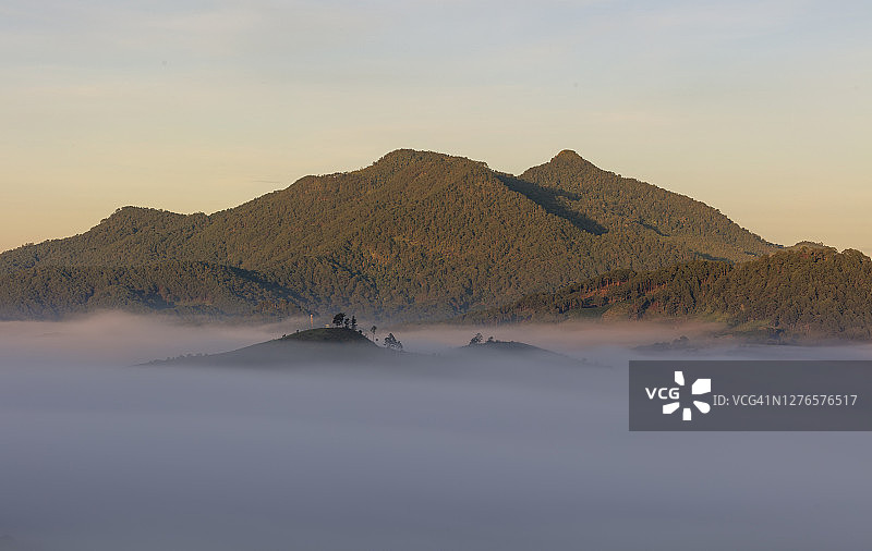 山间晨雾与阳光图片素材