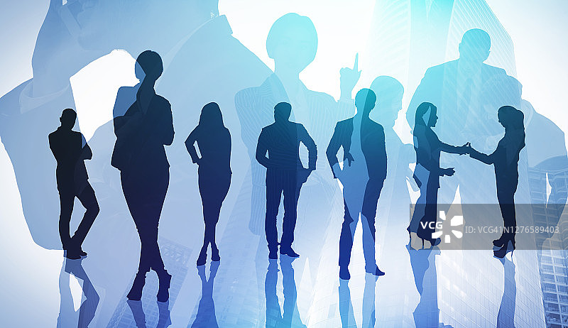 城市背景下聚集在一起的众多商务人士抽象图像图片素材