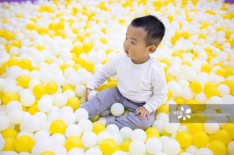 小男孩玩彩色球图片素材