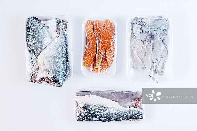 装有新鲜鱼的塑料盘子图片素材