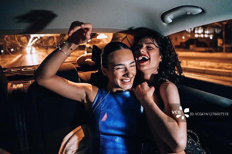 女孩们在出租车里玩耍图片素材