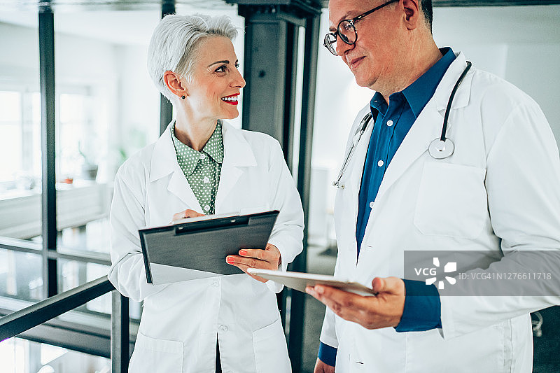 两位医生在诊所办公室讨论病例图片素材