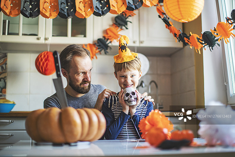 父子在家准备万圣节派对图片素材