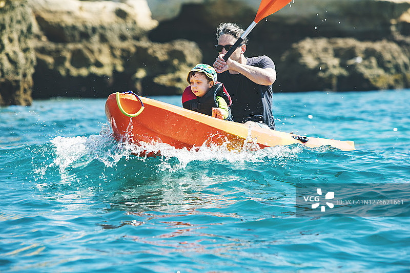 父子一起划皮划艇图片素材