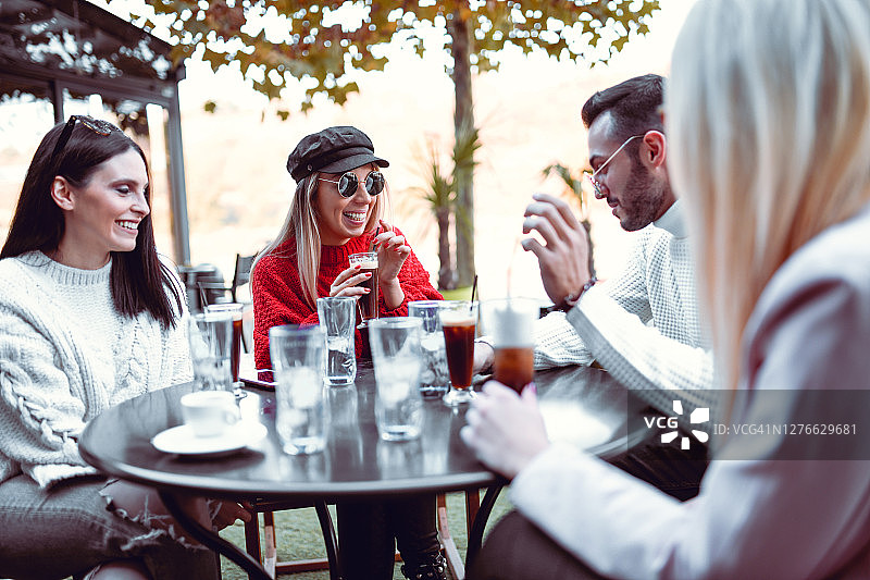 朋友们欢聚咖啡时光图片素材