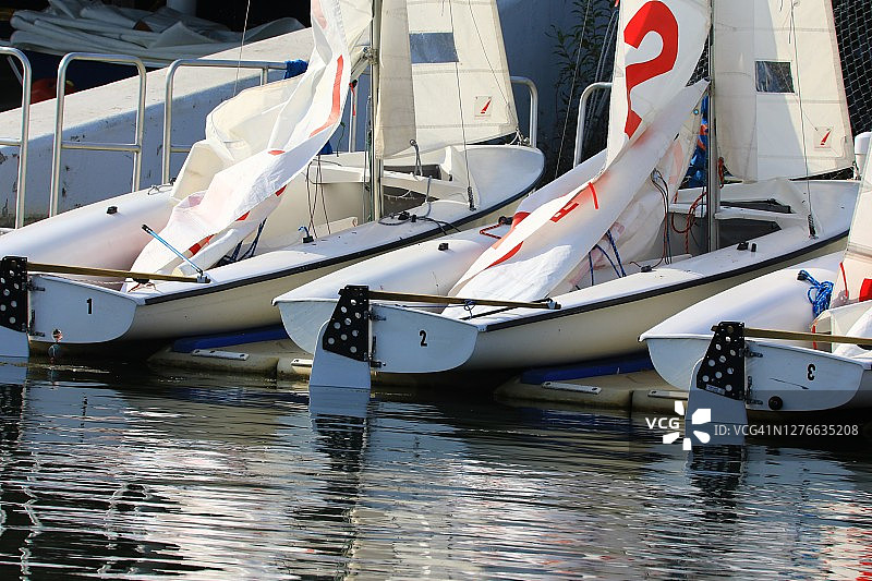 有小型帆船的游艇码头图片素材