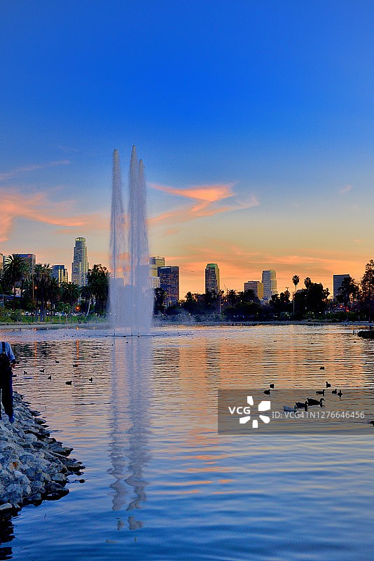 洛杉矶市中心日落景色（前景为回声湖公园）图片素材