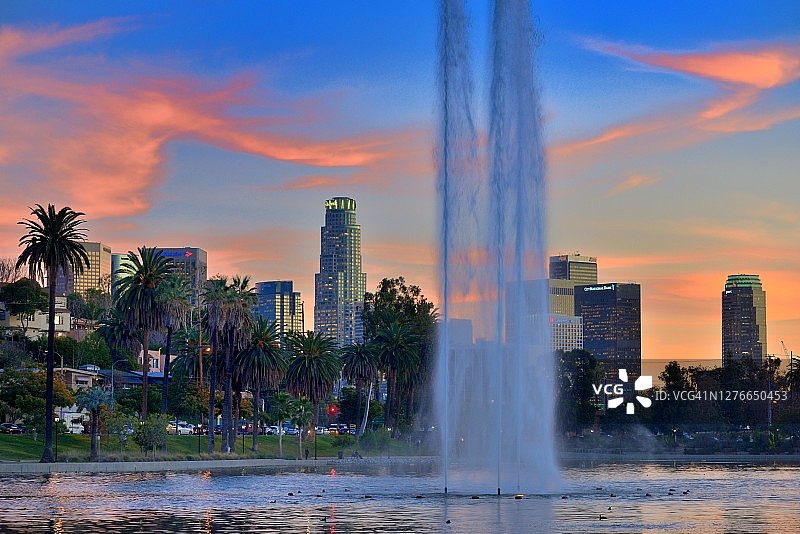 洛杉矶市中心日落景色（前景为回声湖公园）图片素材