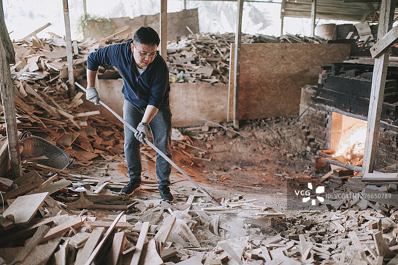 中国男子用传统窑炉烧制陶器图片素材