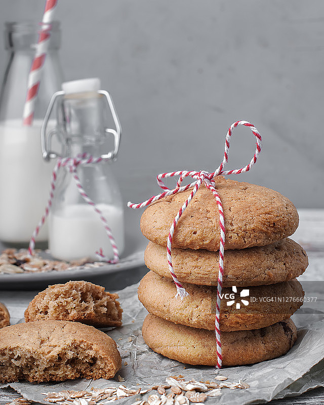 灰色背景中带红色礼品丝带的燕麦饼干美食摄影图片素材