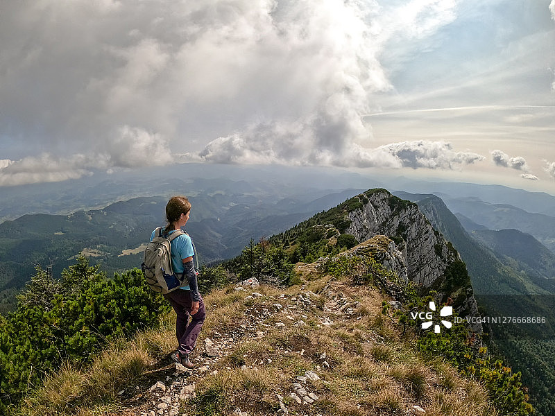 在罗马尼亚克拉尤山脉的登山小径上的年轻女人图片素材