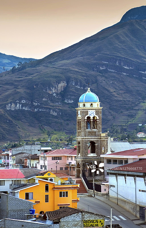 安第斯山脉厄瓜多尔村庄的教堂钟楼图片素材