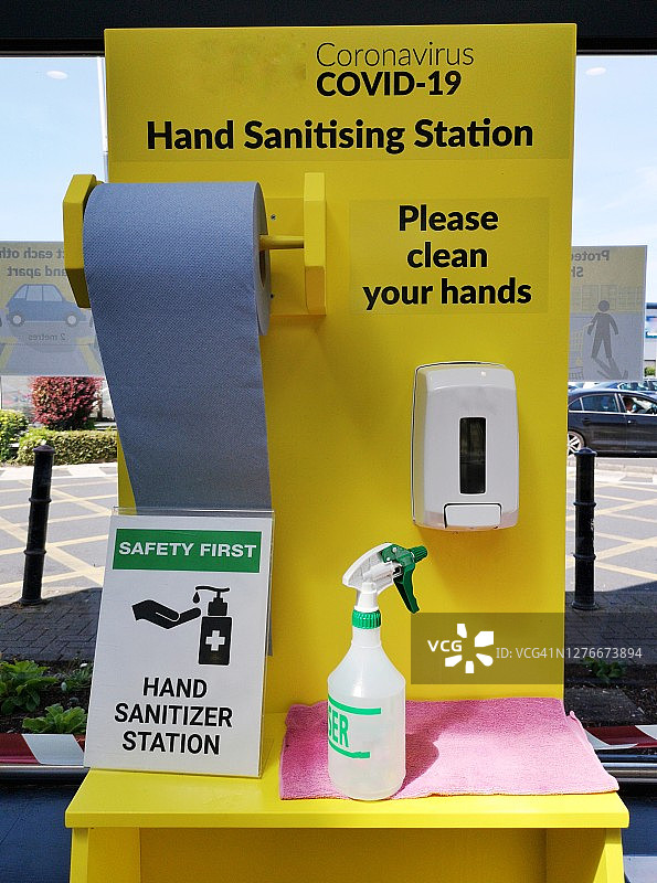 面向所有人的手部消毒站图片素材
