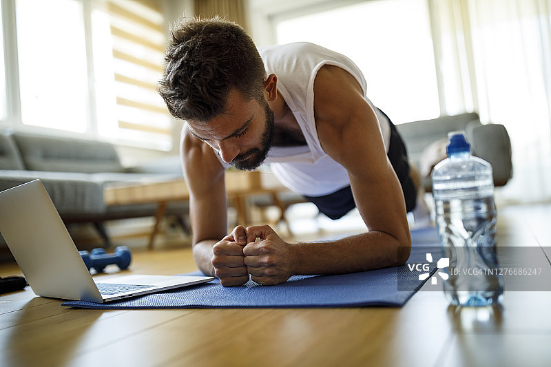 在家锻炼的年轻人图片素材