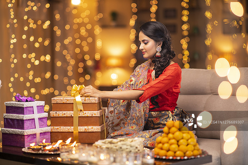 年轻女子庆祝排灯节 - 摄影素材图片素材