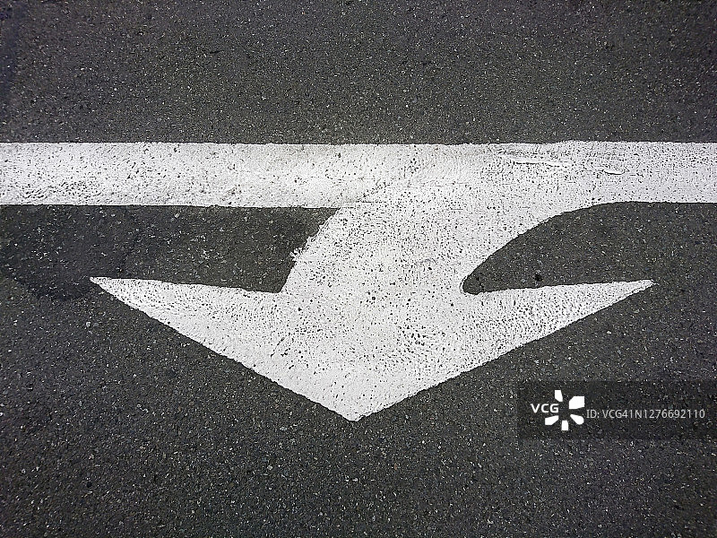 绘制在街道上的白色交通 directional 箭头图片素材