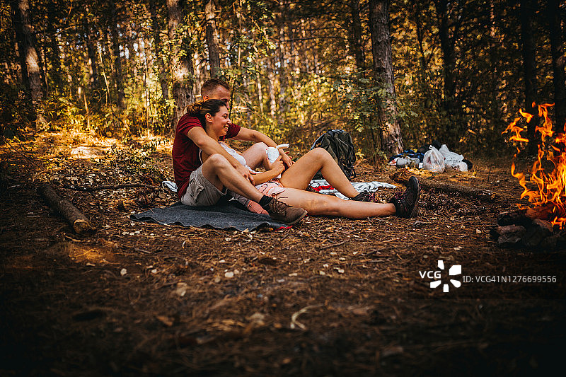 徒步情侣在篝火旁休息图片素材