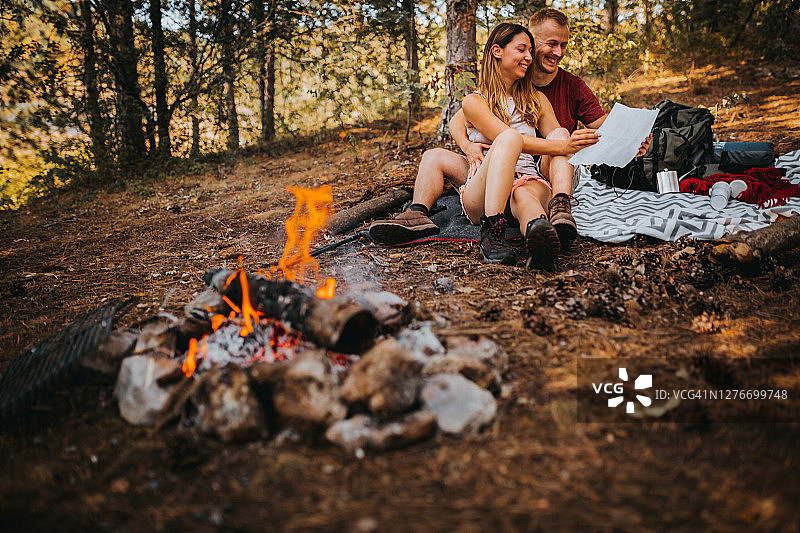 徒步情侣在篝火旁休息图片素材