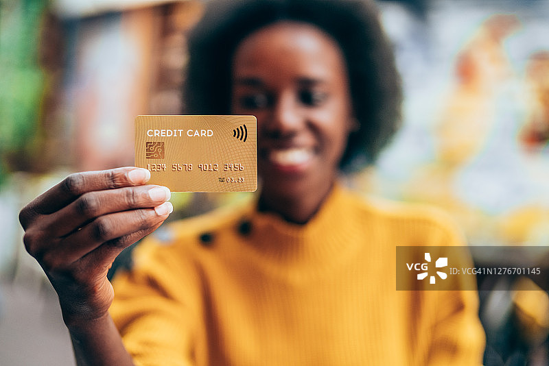手持信用卡的女人图片素材