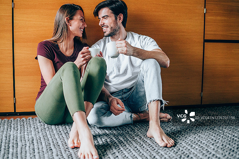 在家喝咖啡的可爱年轻夫妇图片素材