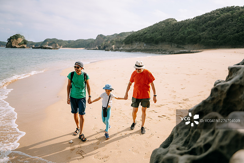 三代同堂家庭在日本海滩上散步图片素材