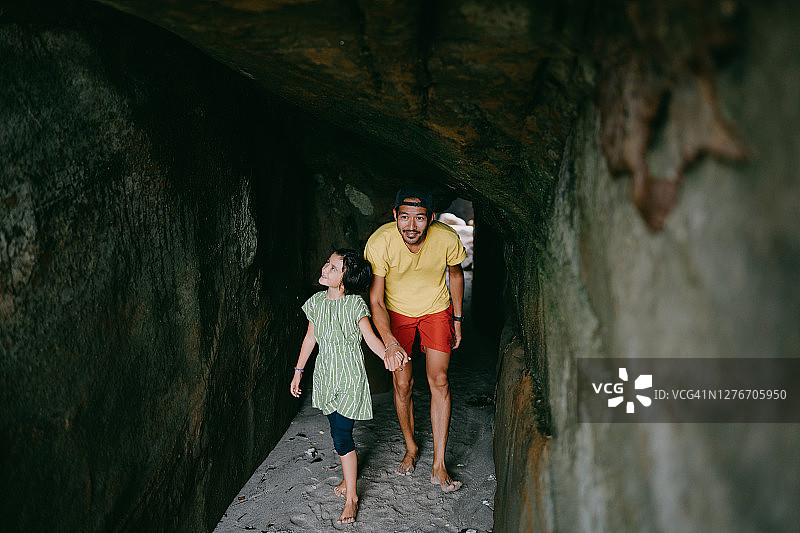 父女探索洞穴图片素材