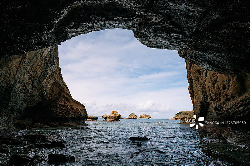 日本种子岛的标志性海蚀洞图片素材